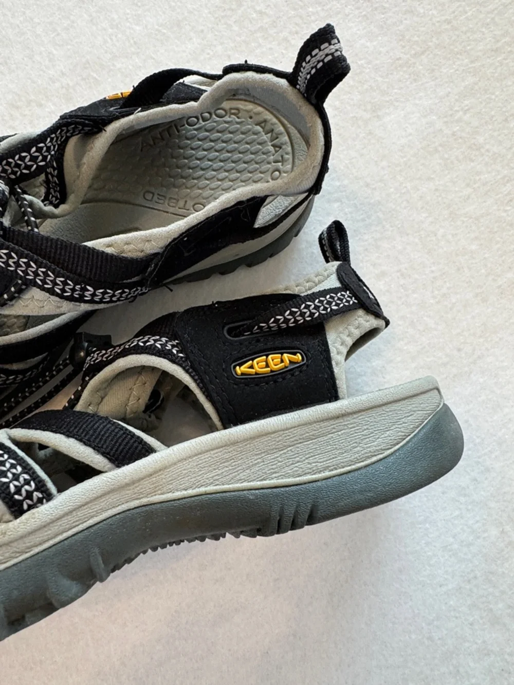 KEEN Women’s Closed Toe Whisper Waterproof‎ Hiking Sandals. EUC Size 9.5